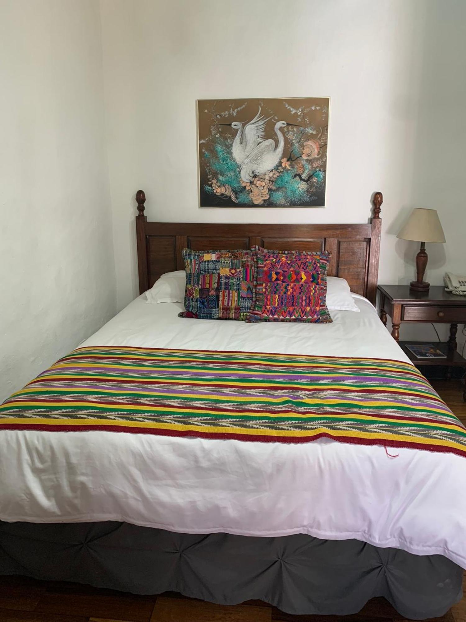 Habitación con cama grande
